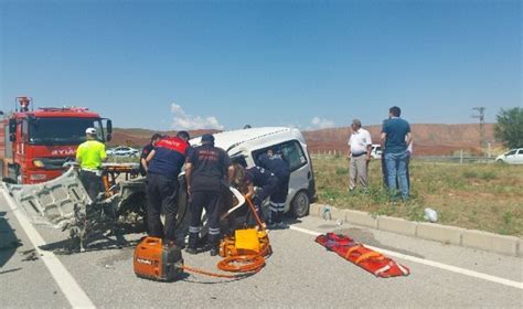 Otomobille hafif ticari araç çarpıştı Yaralılar var Son Dakika