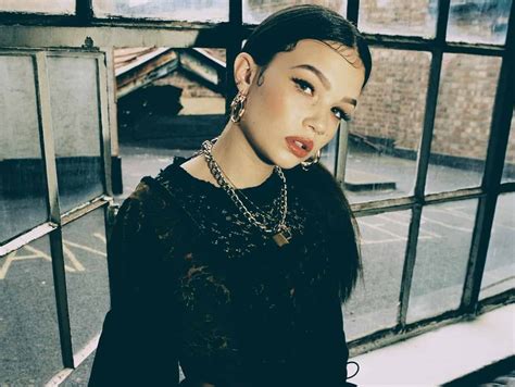 Lola Young (Singer) Age, Biography, Net Worth, Career » Trengezie