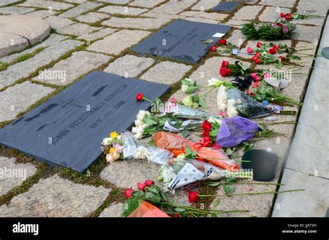 Las Tumbas De John F Kennedy Y Jacqueline Kennedy Onassis En El