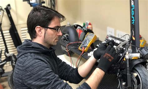 Como reparar un patinete eléctrico