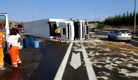 Un Camionero Fallece Tras La Salirse De La V A Y Volcar En La A En