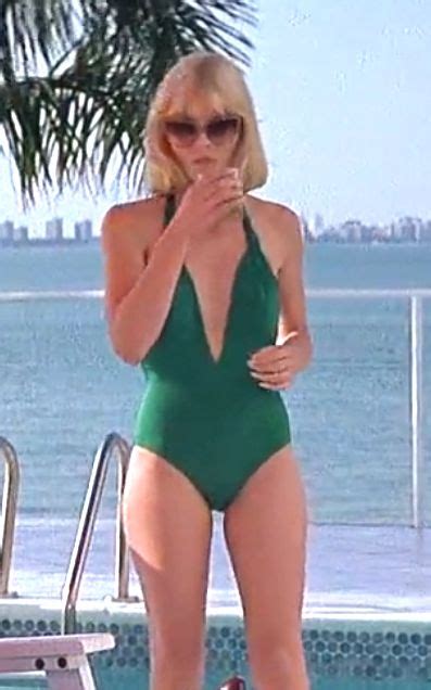 8 Hot Sexy Michelle Pfeiffer Bikini Pics
