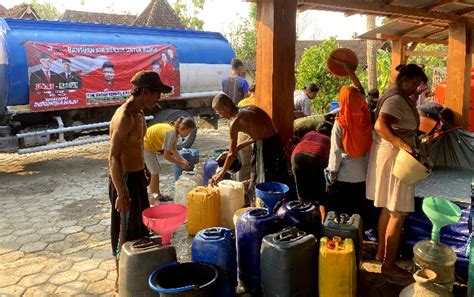 Hasan Abrori Distribusikan Air Bersih Untuk Warga Desa Butoh Dan