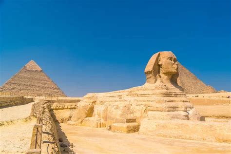 La Gran Esfinge De Giza Y Al Fondo Las Pir Mides De Giza Una Tarde De