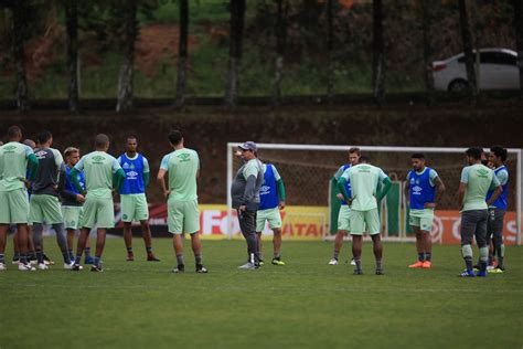 Foco no ataque Chape treina criação de jogadas antes de viagem para o