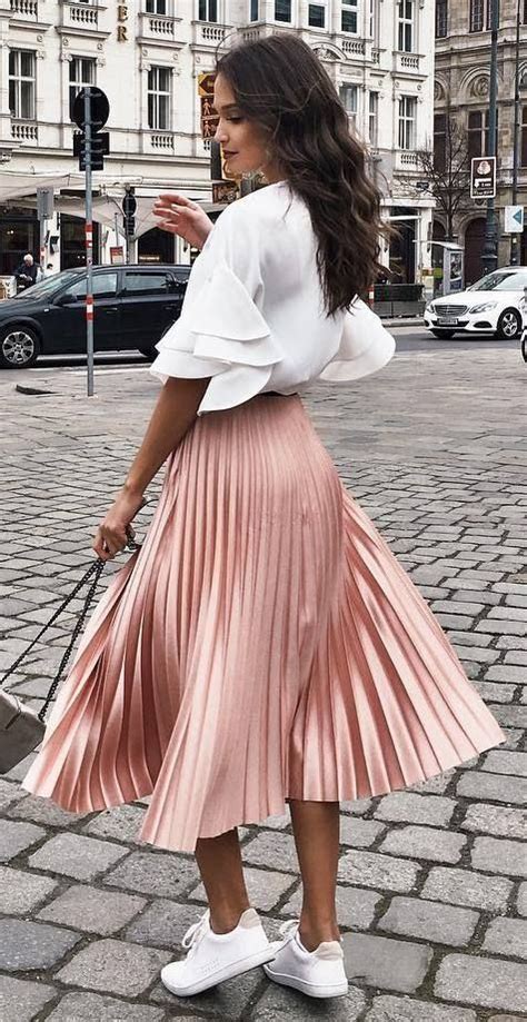 Pleated Skirt And Sneakers Outfit Saias Moda Looks