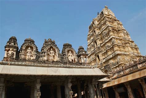 Le Ranga Mandapa Et Le Kangiri Gopura Temple De Virupaksha Hampi