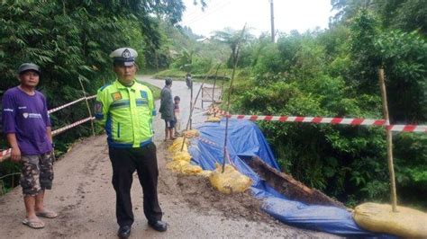 Akses Penghubung Mamasa Polman Di Desa Kelapa Dua Ambles Truck Tidak