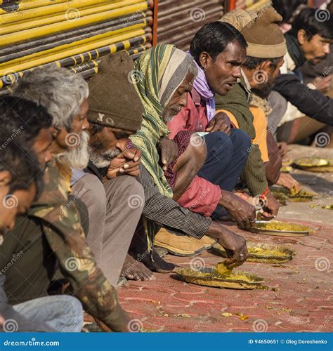 Gente Indiana Povera Che Mangia Alimento Libero Alla Via A Varanasi