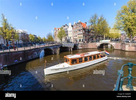 Barco en el canal de amsterdam fotografías e imágenes de alta