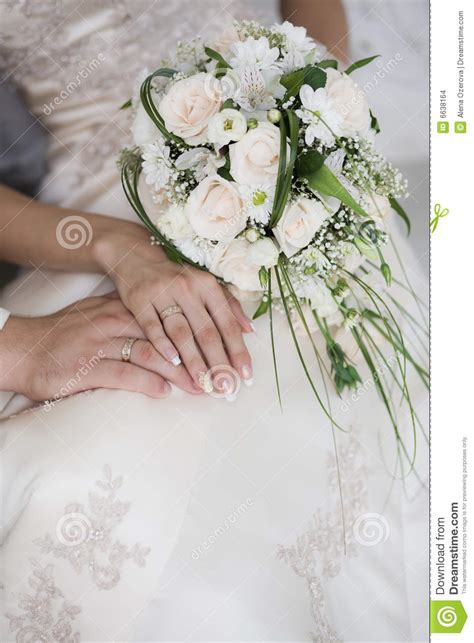 Manos Con Los Anillos De Bodas Y El Ramo Foto De Archivo Imagen De