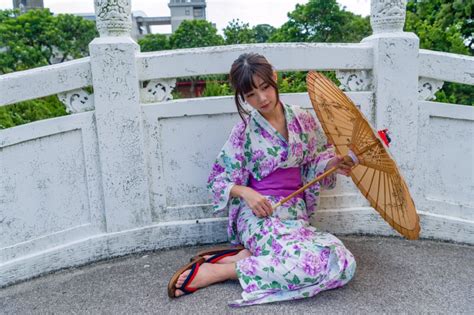 1372916 4K Asian Kimono Umbrella Sitting Rare Gallery HD Wallpapers