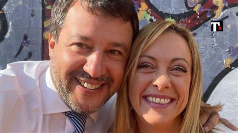 Meloni E Salvini Una Storia Di Abbracci Tra Finti Amanti Infosannio