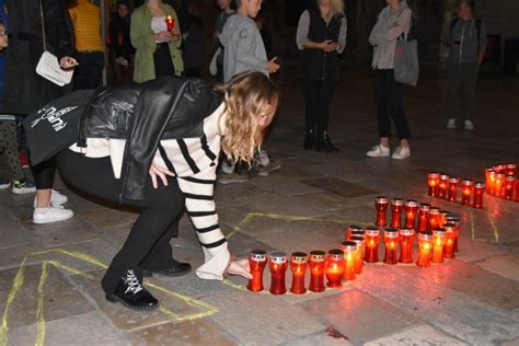 Dubrovnik Vukovaru Zapaljene Svije E Ispred Crkve Svetog Vlaha I U