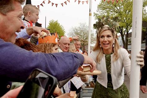 La Reine M Xima Porte Une Couronne De Papillons Pour Le E