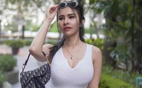 Para Pria Resah Dengan Pose Baru Maria Vania Di Instagram Kalbar