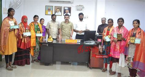 Mayor Saravanan Gave Prizes To 6 Students 6 மாணவிகளுக்கு மேயர் சரவணன்