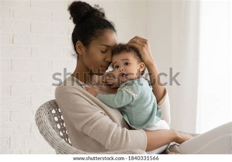 Une Joyeuse Mère Afro Américaine Tenant Dans Photo De Stock