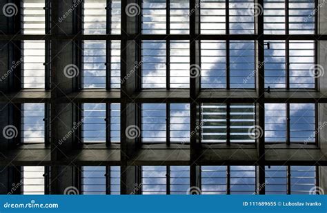 Mirada Para Arriba Al Cielo Azul Con Las Nubes A Trav S De Ventanas Del