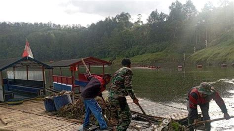 Peduli Obyek Wisata Babinsa Koramil Garung Ajak Bersih Bersih Telaga