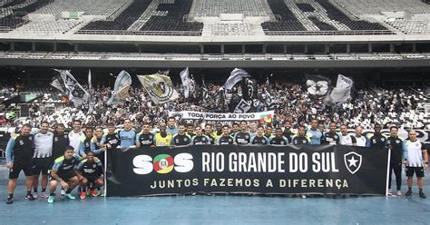 Botafogo faz treino aberto no Nilton Santos e recebe torcida em união