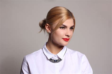 potret  gadis pirang  rambut pirang  kemeja putih