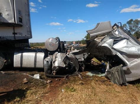 Tr S Caminh Es E Um Carro De Passeio Se Envolvem Em Acidente Na Br