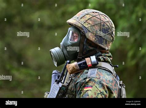 06 Aprile 2022 Brandeburgo Strausberg Un Soldato Bundeswehr Indossa