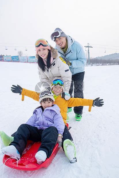 一家人一起去滑雪场滑雪高清图片下载 正版图片501904515 摄图网