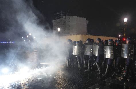 Novi Sukobi Demonstranata I Policije U Parizu Haos Na Ulicama