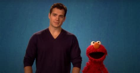 Avant Justice League Henry Cavill s est associé à Elmo pour parler de