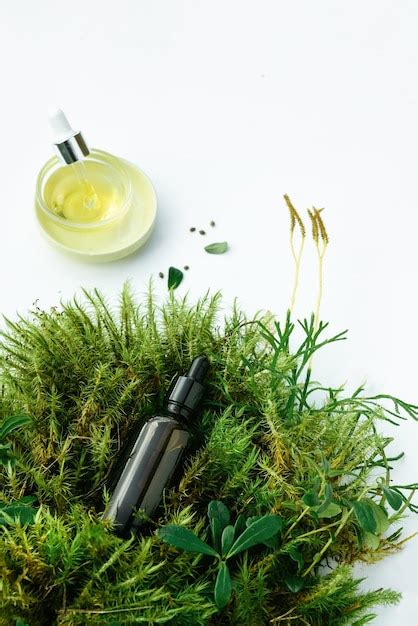 Frascos con aceites sérum cosméticos naturales para el cuidado facial y