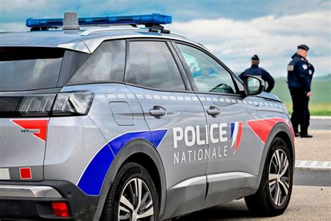 Un Ado De Ans Lance Une Bouteille Sur Les Policiers Et Les Insulte