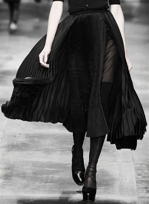 Pin By Puce Moment On V Tements Fashion Black Fashion Runway Fashion