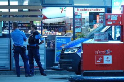 Raub Berfall An Tankstelle In Dresden T Ter Ist Auf Der Flucht