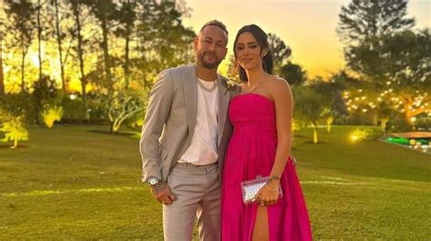 Neymar Es Infiel A Su Novia Neymar Es Infiel A Su Esposa Y Le Pide