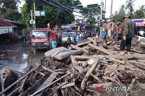 Sebanyak Korban Banjir Di Tanah Datar Belum Ditemukan Antara News