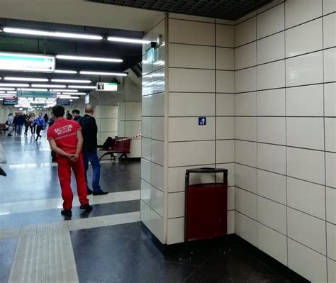 Un bărbat a murit după ce s a aruncat în fața metroului la stația