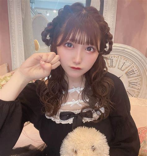 桃姫もえかさんのインスタグラム写真 桃姫もえかinstagram「かわいいあんよ見えてるよぉ〜🐾 このヘアメ可愛くてお気に入り わんちゃんなれる〜🐶💕 おすすめです いぬ ウェーブ