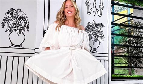 Andrea Legarreta con botas y mini vestido el look otoñal perfecto