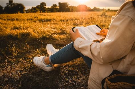 Mujer Cristiana Sostiene La Biblia En Sus Manos Leyendo La Santa Biblia