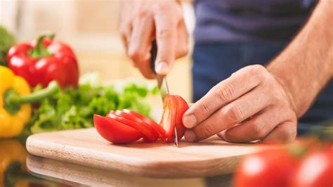 The Right Way To Cut A Tomato