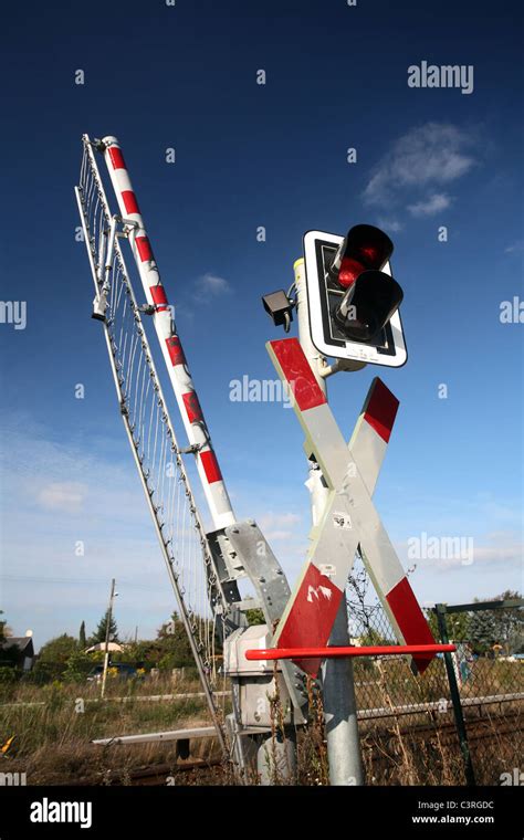 Luces De Advertencia De Cruce De Ferrocarril Fotos E Im Genes De Stock