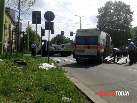 Schianto Tra Auto E Ambulanza In Viale Fulvio Testi Un Morto