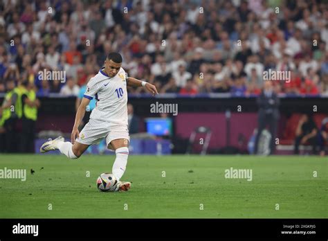 M Nchen Deutschland Juli Kylian Mbappe Schie T Beim Spiel