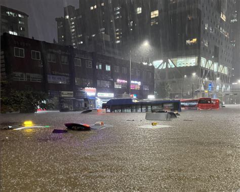 快訊／韓國首爾大暴雨「地鐵站變大瀑布」 45秒影片曝光傳1人死亡 中天新聞網