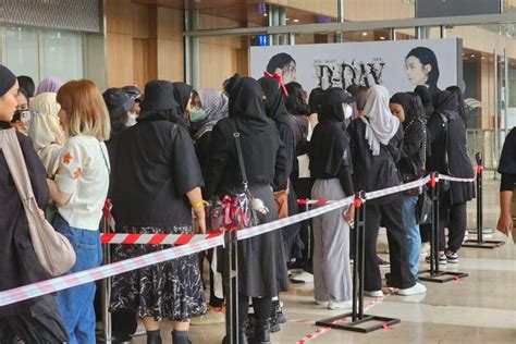 Foto Polisi Imbau Penonton Tertib Dan Jangan Berdesakan Dalam Konser