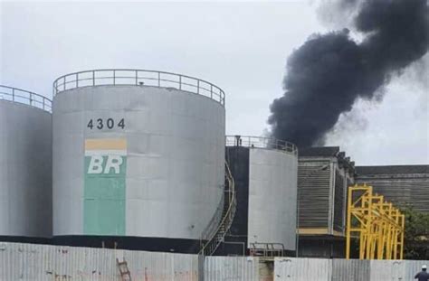 Inc Ndio Atinge A Reduc Refinaria Da Petrobras Em Duque De Caxias