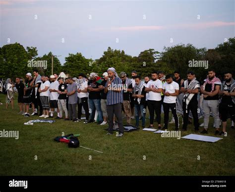 Les Manifestants Prennent Part Une Pri Re Maghr Bine Pour Mettre Fin