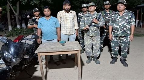 Two Smugglers Arrested With Charas Worth 4 5 Lakh From Indo Nepal Border Ssb Jawans Took Action